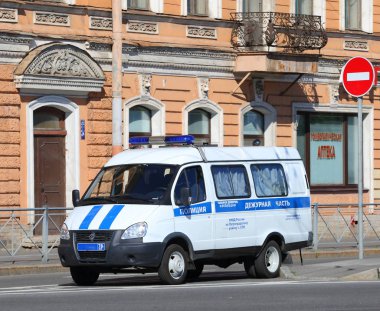 Bir polis minibüsü, Ulitsa Blokhina, St. Petersburg, Rusya Temmuz 2017