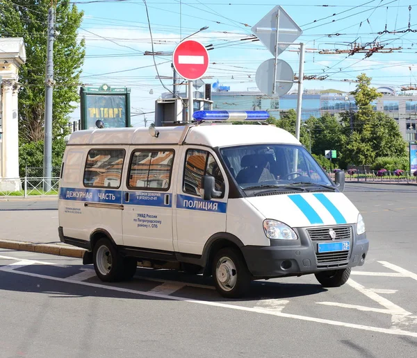 Un minibús policial, ulitsa Blokhina, San Petersburgo, Rusia julio de 2017. —  Fotos de Stock