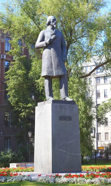 Monumento alla poetessa russa Nekrasov, ulitsa Nekrasova, San Pietroburgo, Russia agosto 2017 — Foto Stock