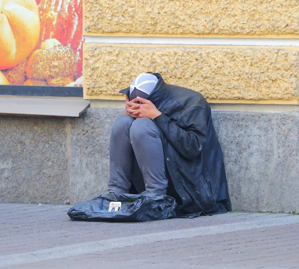 A street beggar, ulitsa Sadovaya, Saint Petersburg, Russia August 2017 — Stock Photo, Image