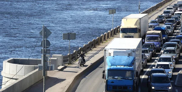 Motosiklet ihlali, Oktyabrskaya naberegnaya, Saint Petersburg, Rusya Ağustos 2017