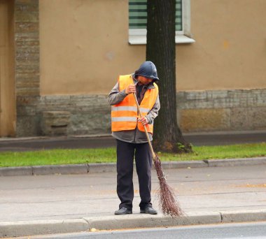 Bir süpürge Prospekt Stachek Saint Petersburg Rusya Ağustos 2017 ile hademe
