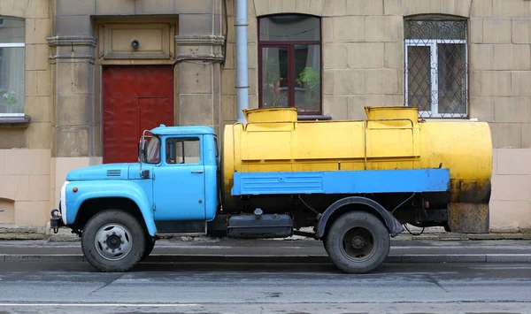 Ein LKW mit einem Tank ulitsa trefoleva, saint-petersburg, russland august 2017 — Stockfoto