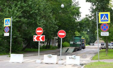 Yol yüzey ulitsa Kharchenko Saint Petersburg Rusya Ağustos 2017 tamiri