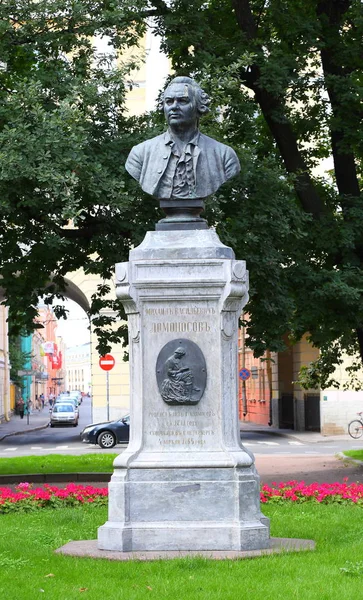 Lomonosov monumento ploschad Lomonosova San Pietroburgo Russia agosto 2017 — Foto Stock