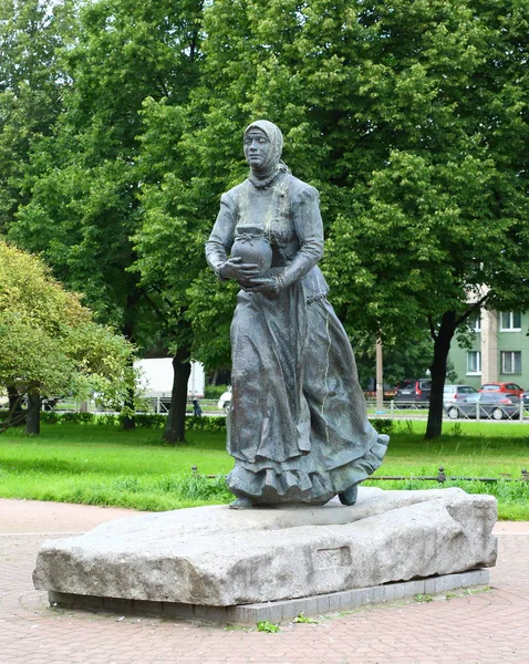 Monument lait de vendeuse de la région de la rivière Okhta Sredneohtinskiy prospekt Saint-Pétersbourg Russie Août 2017 — Photo