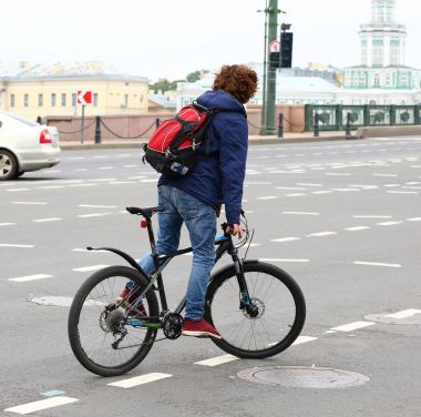 Bisikletçi Dvortsoviy proezd, Saint-Petersburg, Rusya Eylül 2017