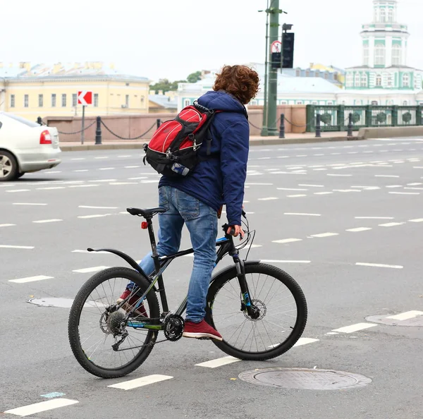 Bisikletçi Dvortsoviy proezd, Saint-Petersburg, Rusya Eylül 2017