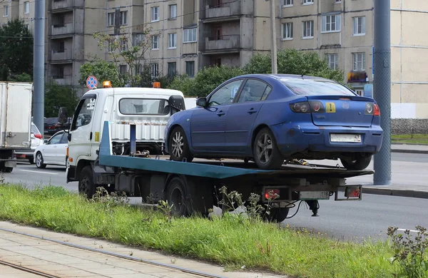 Транспортные автомобили буксир улица Коллонтай Санкт-Петербург Россия Сентябрь 2017 — стоковое фото