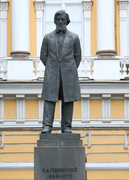Pomník Ushinsky, naberegnaya reki Moyki, Saint-Petersburg, Rusko, září 2017 — Stock fotografie