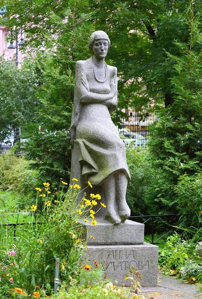 Anıt Akhmatova ulitsa Vosstaniya Saint Petersburg Rusya Ekim 2017
