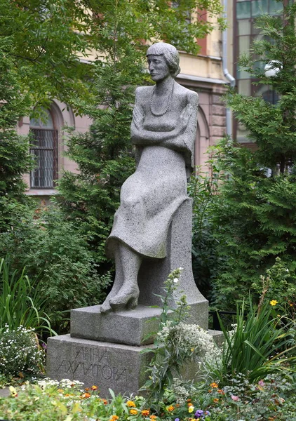 Anıt Akhmatova ulitsa Vosstaniya Saint Petersburg Rusya Ekim 2017