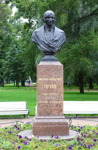 Il monumento a Gogol, Alexandrovsky giardino, San Pietroburgo, Russia ottobre 2017 — Foto Stock