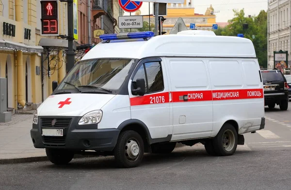 Minibus Ambulansı yolda, Ulitsa Gorokhovaya, Saint-Petersburg, Rusya Ekim 2017