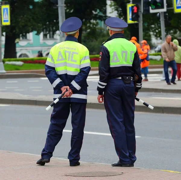 Służba kontroli drogowej rosyjskiej policji Admiralteyskaya naberegnaya, Sankt Petersburg, Rosja październik 2017 — Zdjęcie stockowe