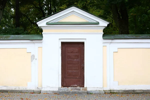 Wooden door in stone wall — Stock Photo, Image