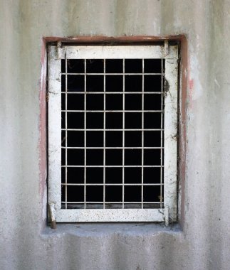 Çubuklu zemin kat penceresinden