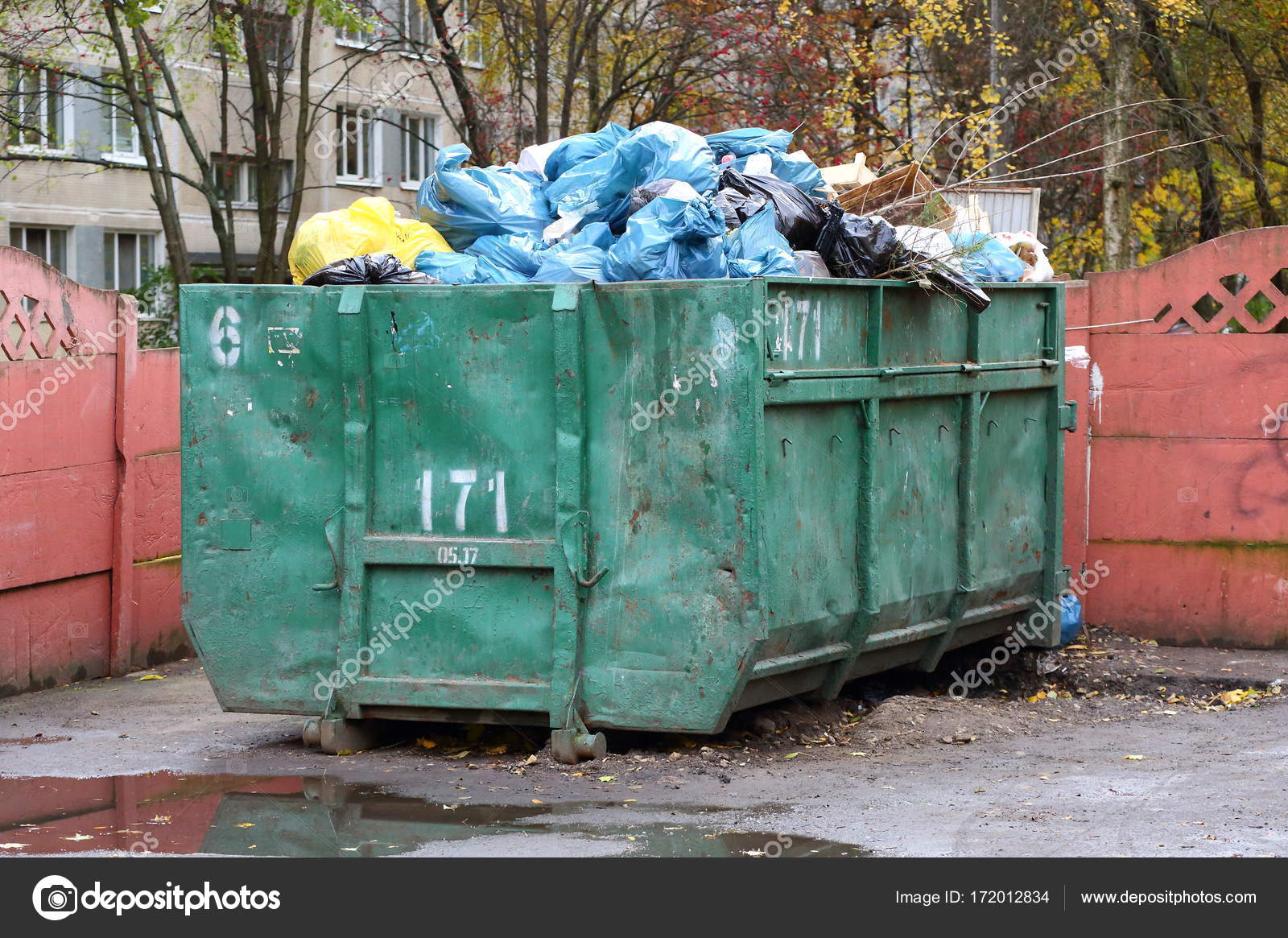 https://st3.depositphotos.com/5326072/17201/i/1600/depositphotos_172012834-stock-photo-large-garbage-container.jpg