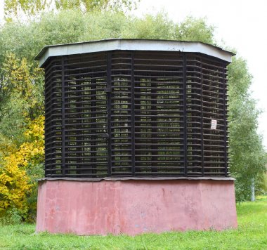 büyük yerden yukarıda havalandırma çıkışı