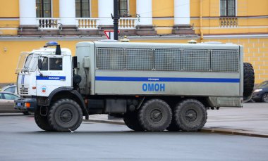 Polis aracı Dvortsovaya ploschad, St-Petersburg, Rusya Kasım 2017 için özel kuvvetler,