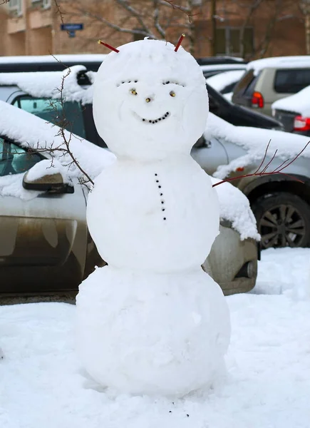 주차장에서 눈사람 — 스톡 사진