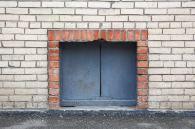 Mal almak için zemin kat penceresinden