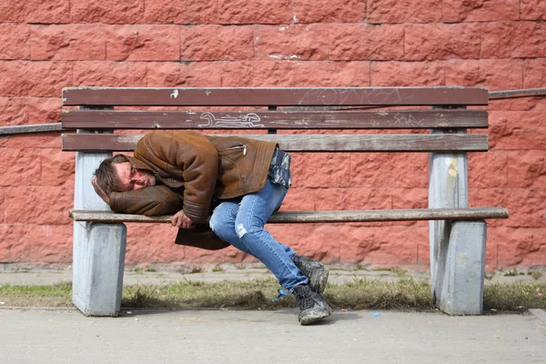 Sleeping Bench Homeless Ulitsa Kollontay Saint Petersburg Russia April 2018 — Stock Photo, Image