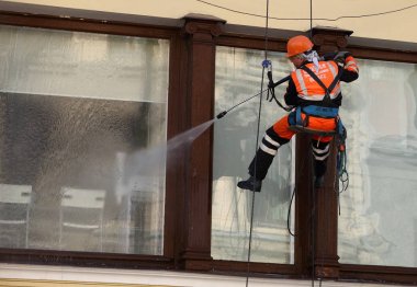 Pencere sanayi tırmanıcı, Nevsky Temizleme Saint Petersburg Rusya Nisan 2018 yeni çocuk