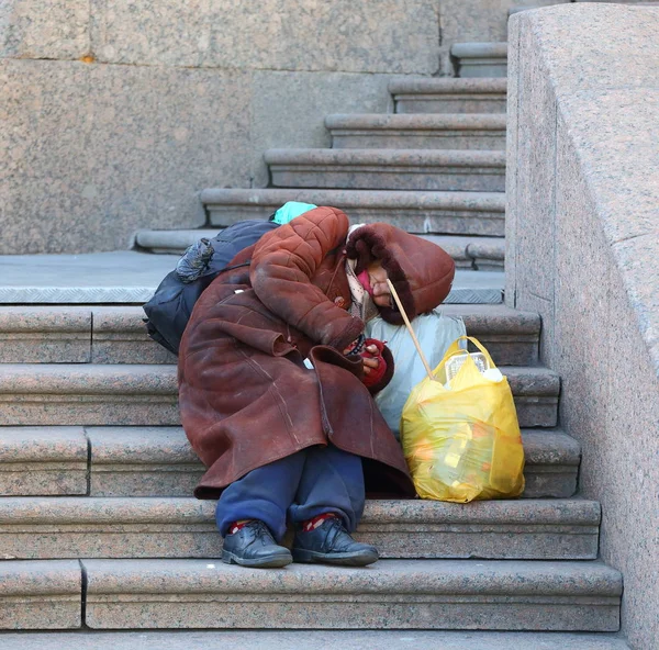 Beggar Sleeping Stairs Nevsky Prospect Saint Petersburg Russia April 2018 — Stock Photo, Image
