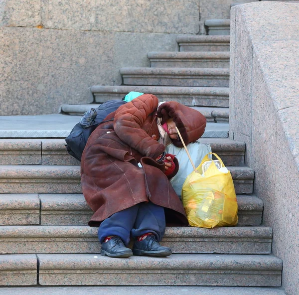 Merdivenlerde, Nevsky prospect Saint-Petersburg Rusya Nisan 2018 uyuyan bir dilenci