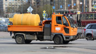 Temizleme Servisi, ulitsa Kollontay, Saint Petersburg, Rusya Mayıs 2018 kamyonet şehir