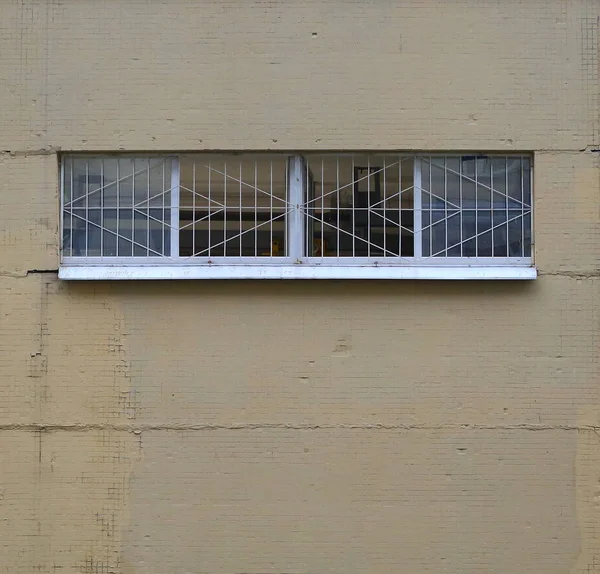 Стена Широким Окном Металлической Решеткой — стоковое фото