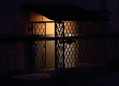 Gece karanlığında aydınlandı. Bodruma açılan parmaklık açıldı.