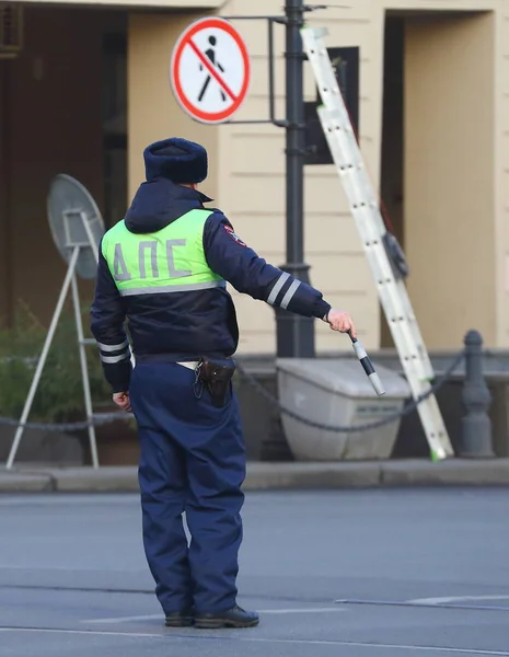 Rosyjski Policjant Reguluje Ruch Przy Pomocy Pałki Paski Perspektywa Newski — Zdjęcie stockowe