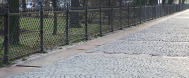 Kaldırım kaldırımında çit var.