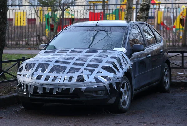 Rozbitá Kapota Auta Byla Zapečetěna Stříbrnou Lepicí Páskou — Stock fotografie