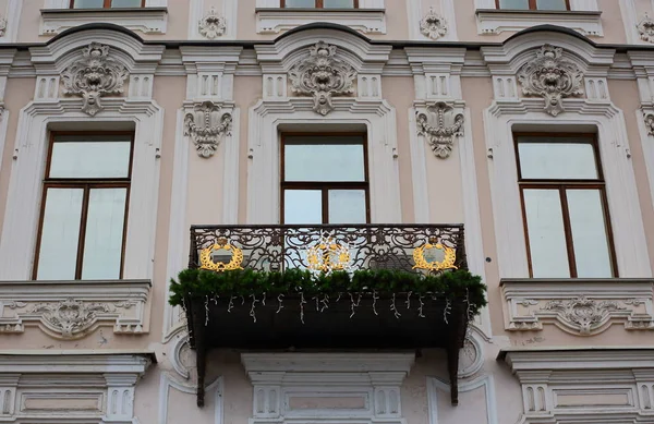 Fasada Starego Budynku Uroczyście Urządzonym Balkonem Boże Narodzenie Nabrzeże Rzeki — Zdjęcie stockowe