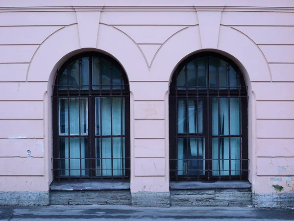 Arched Barrado Janelas Piso Porão — Fotografia de Stock