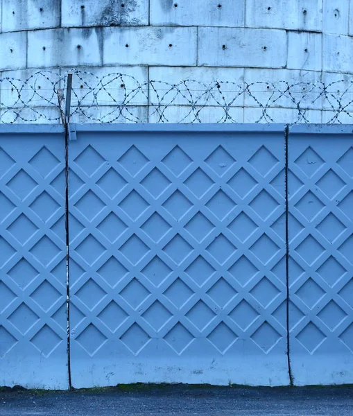 Стена Бетонным Забором Колючей Проволокой — стоковое фото