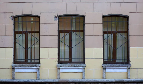 Tre Fönster Framsidan Huset — Stockfoto