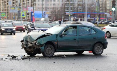 Ulitsa Kollontai, Saint Petersburg, Rusya 'da Ocak 2020' de meydana gelen bir trafik kazası sonucu araba kaza yaptı.