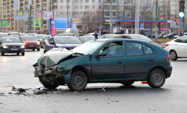 Unfallauto Nach Einem Unfall Auf Der Straße Ulitsa Kollontai Heiliger — Stockfoto