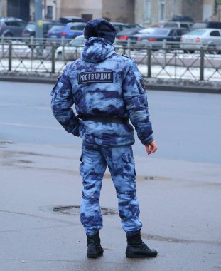 Rus muhafız askeri kış kamuflajında, Ulitsa Kollontai, Saint Petersburg, Rusya, Ocak 2020