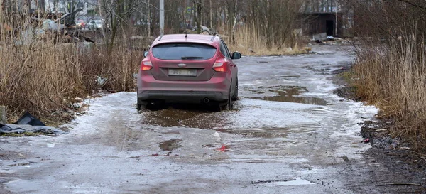 Красный Автомобиль Переезжает Лужу Грязной Сельской Дороге Дальневосточный Проспект Санкт — стоковое фото