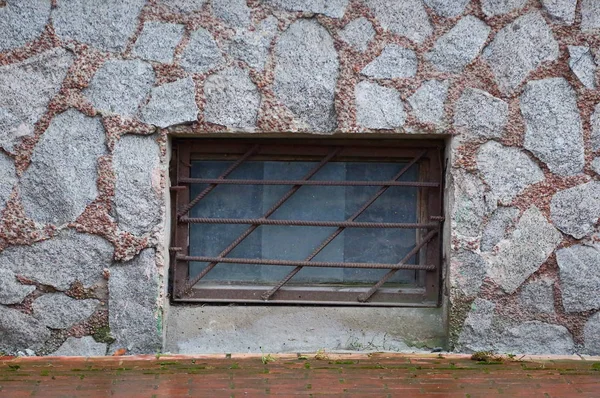 Ett Källarfönster Med Metallbarriär — Stockfoto
