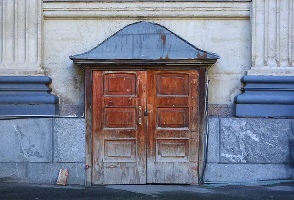 Stor Gammal Stängd Ljus Trä Dörr — Stockfoto