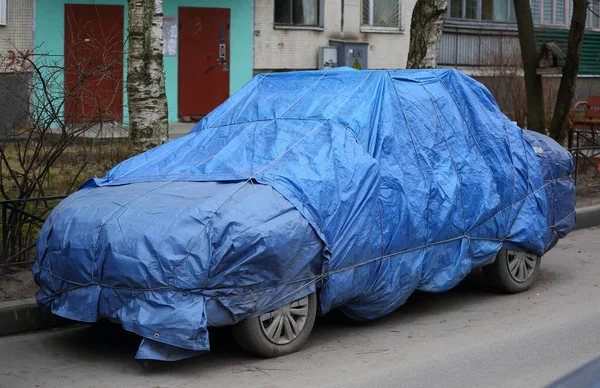 Coche Cubierto Con Una Cubierta Azul Patio Casa —  Fotos de Stock