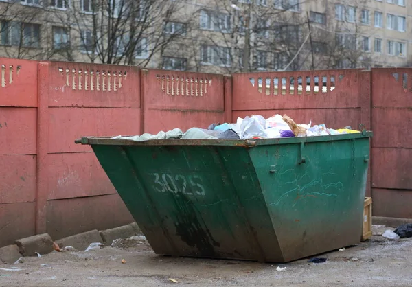 Konut Binasının Bahçesinde Çöp Dolu Yeşil Metal Konteynır — Stok fotoğraf