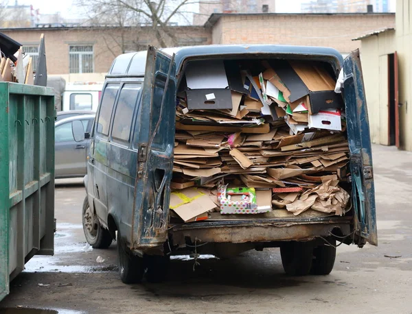 リサイクル材料の収集家の車 — ストック写真