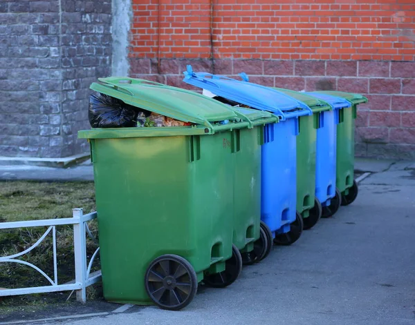 Blue Green Mobile Garbage Containers Yard Apartment Building — Stock Photo, Image